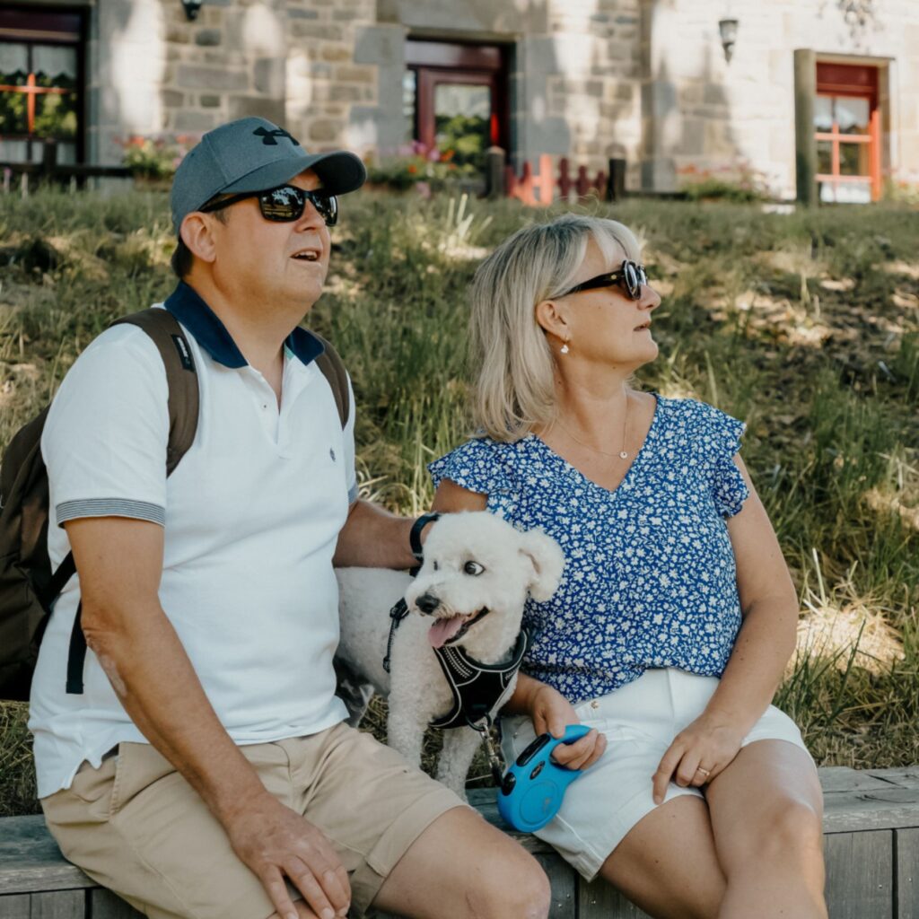 Hédé-Bazouges - Couple assis sur un banc avec leur chien